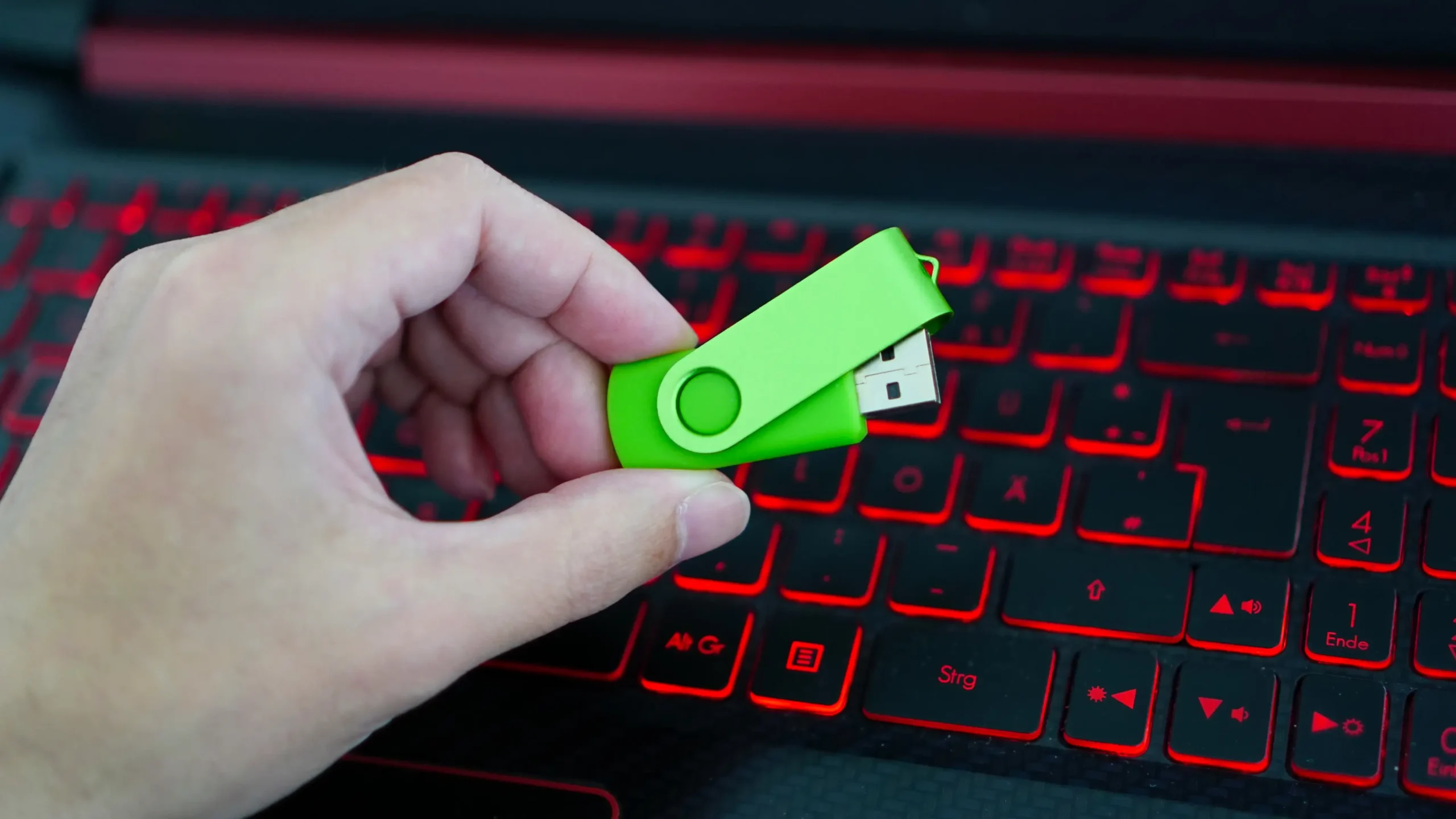 Pen drive desmonta sem aviso e coloca seus dados em risco; saiba o que fazer
