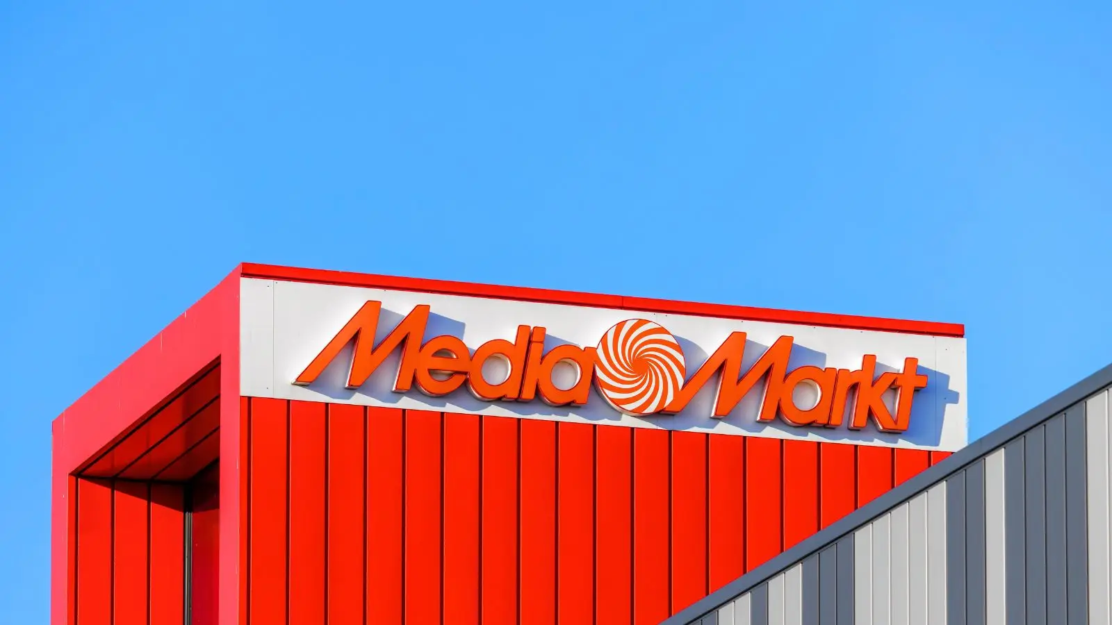 MediaMarkt derruba preço e vende lavadora Samsung de 8 kg com 54% de desconto