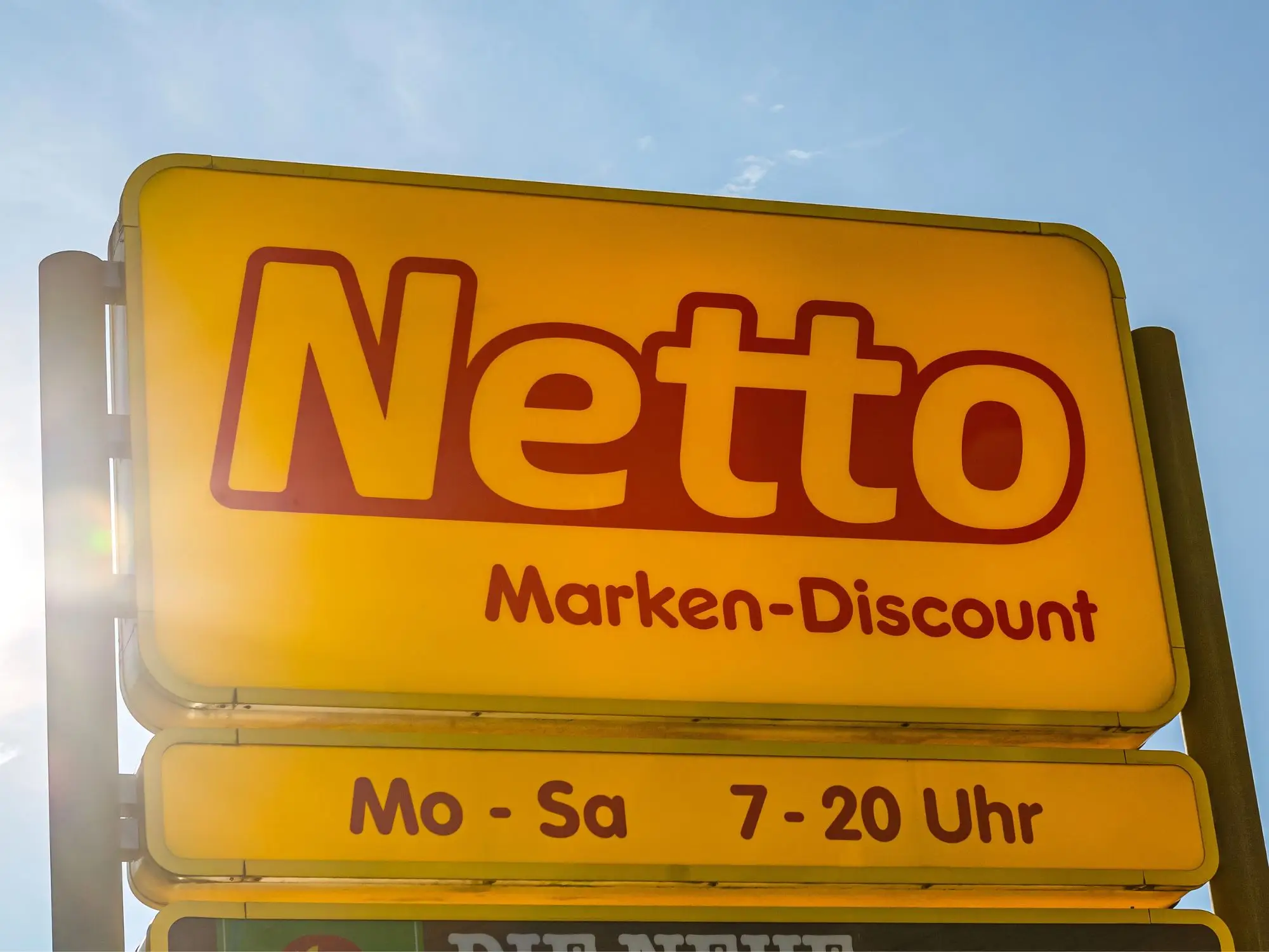 Cadeira suspensa dobrável de rattan é destaque na Netto por 159,99 €