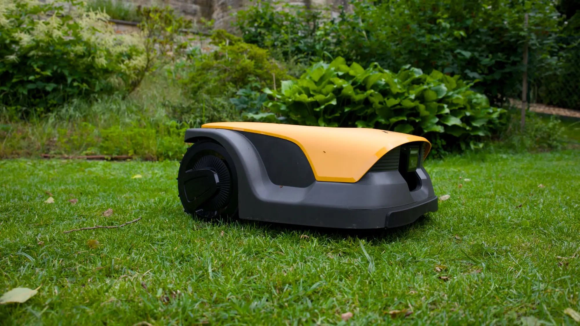 Robô cortador Stiga A 6v desafia chineses, mas tropeça na configuração e na app