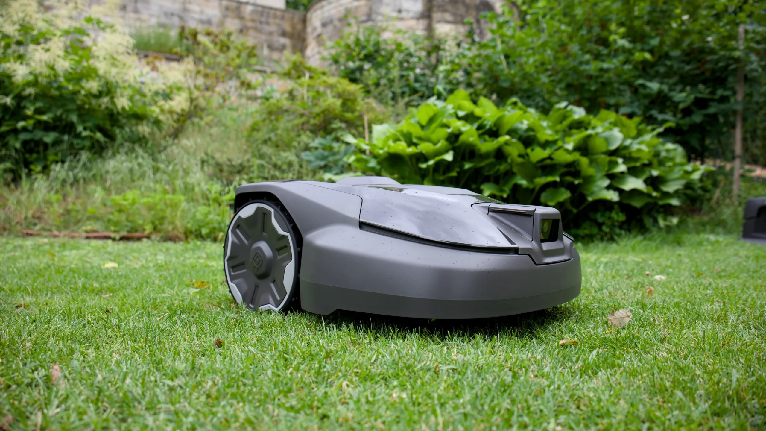 Husqvarna Automower 308V chega sem fio perimetral e promete podas precisas em jardins de até 800 m²