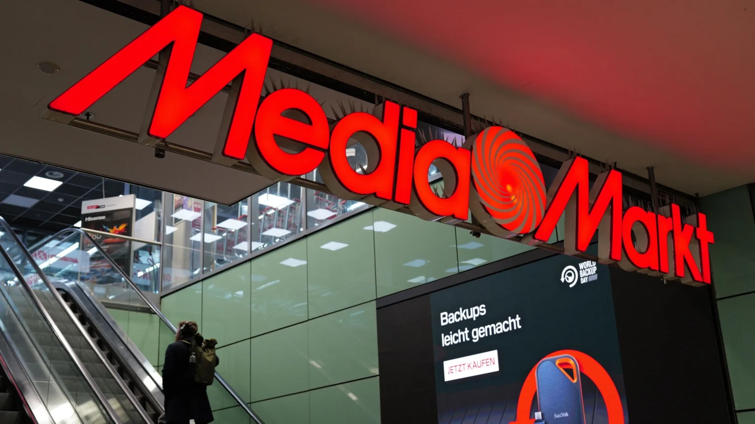 MediaMarkt oferece FritzBox 7590 AX e aspirador Miele Triflex HX1 com grandes descontos até segunda-feira