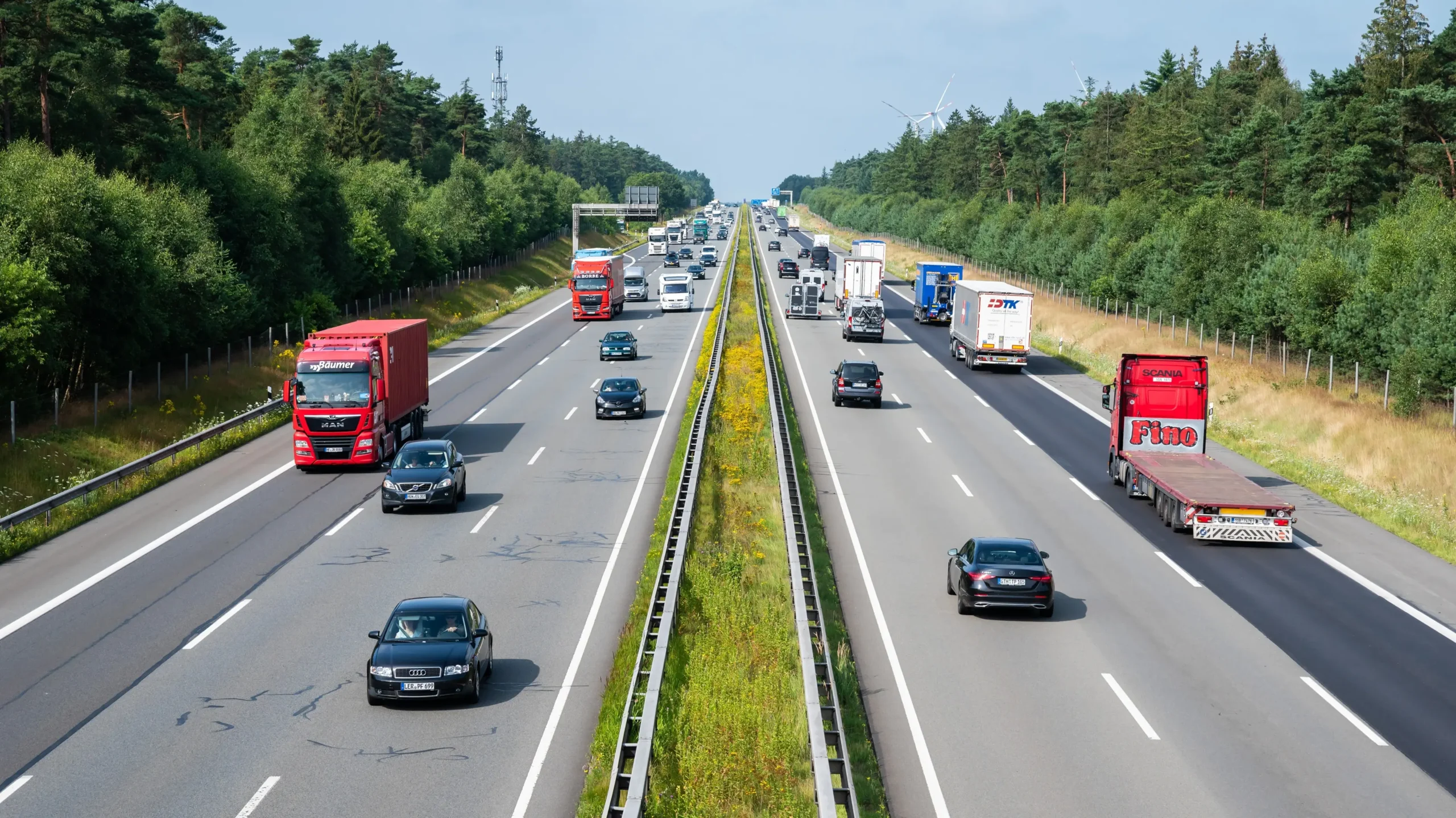 Ultrapassar pela direita na Autobahn: quando é permitido e quanto custa a infração